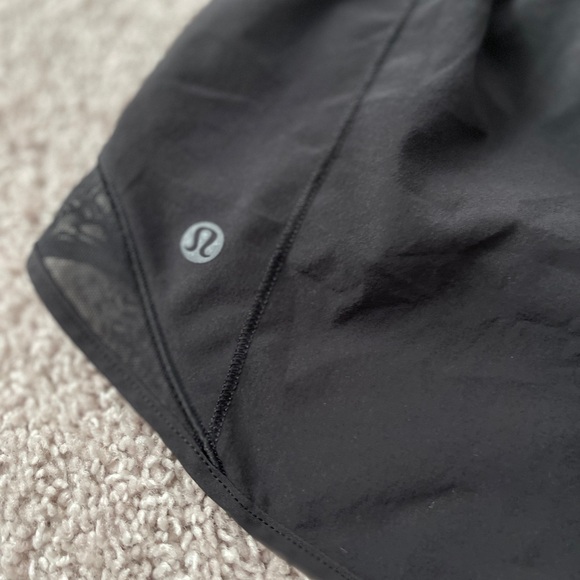 Black Lululemon Low Rise Hotty Hot Shorts Size 6 - Picture 3 of 4